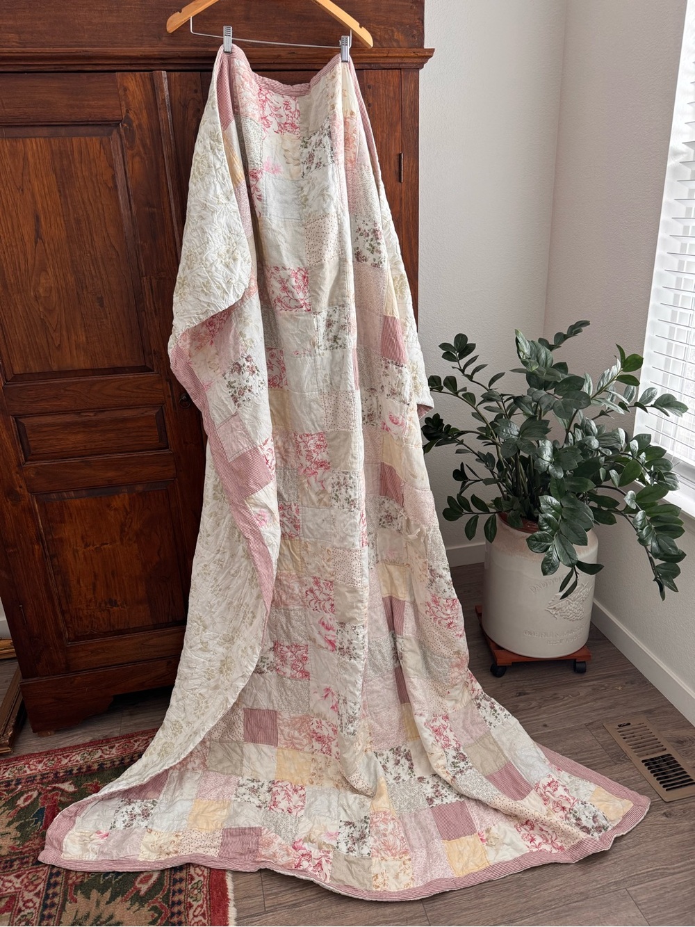 Vintage Handmade Floral Patchwork Quilt Cutter